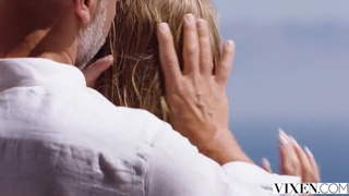 Чпокает в попу на шезлонге