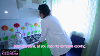 Русский мужичек пердолит красивую риэлторшу в колготках на съемной хате