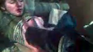 В групповушке два пацанчика сношают пьяную чужую жену