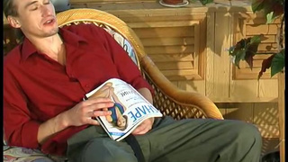 Русская мильфа жадно обсосала хуек молодому человеку